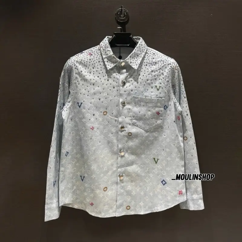 Áo Sơ Mi Nam Lệ Vi  Like au Vải Bò đính đá Thêu&Dập Logo họa tiết cao cấp - Áo Khoác Lệ Vi Nam Nữ Đính Đá QC (chuẩn ảnh)