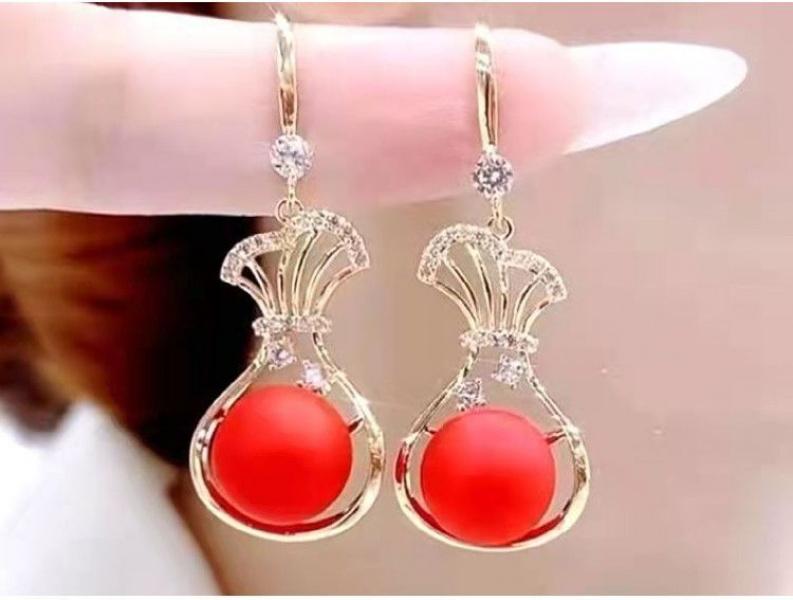 Product Introduction of Hoa Tai Cao Cấp, Màu Đỏ, Phong Cách Mới, Dành Cho Nữ, Thời Trang Thanh Lịch, Hợp Xu hướng, Dễ Phối Đồ, Phổ Biến, Năm 2024, Chất Lượng Cao Women 5