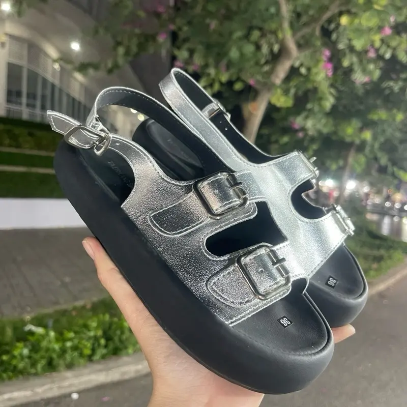 Dép Sandan Hai quai Khoá xịn ,cao 2.5cm,Quai và đế cực êm,Chân quai có khâu chỉ chìm. Dép Quai hậu hottrend