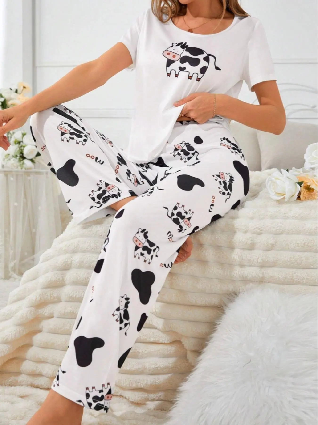 Women's Cute Cartoon Cow Print Short Sleeve Tee & Elastic Waist Pants Pajama Two-Piece Set, Regular Fit Casual Comfy Scoop Neck T-shirt & Trousers PJ Set, Ladies Sleepwear for All Seasons