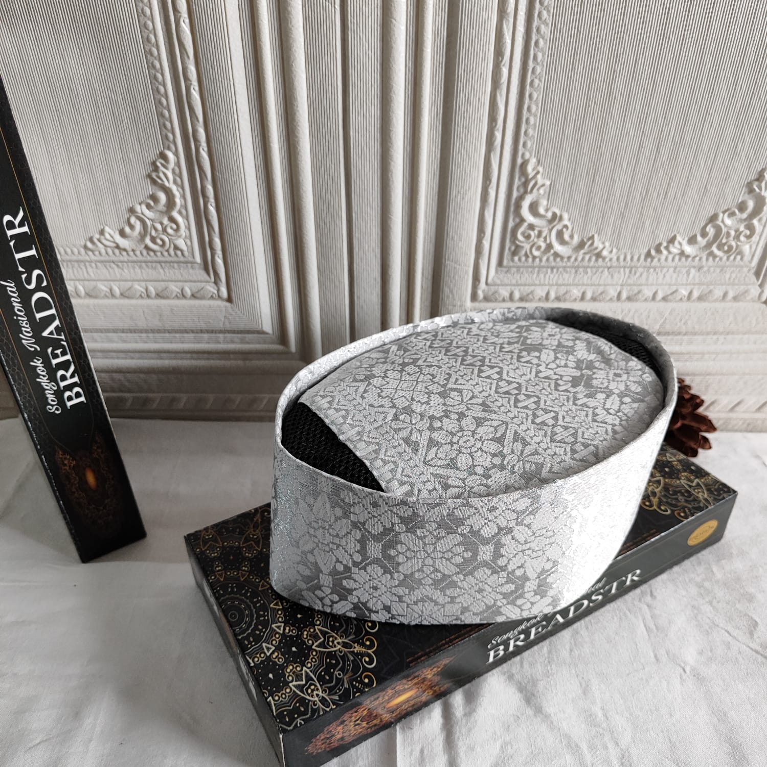 LIMITED EDITION!!! Peci Songkok Kopiah Tenun Asli Songket Melayu Pertama Di Indonesia Tinggi 9cm Anti Air Kualitas Terjamin Awet Tahan Lama Merk BREADSTR - Peci Pria Model Terbaru kopiah Songket White Bisa bayar di Tempat COD