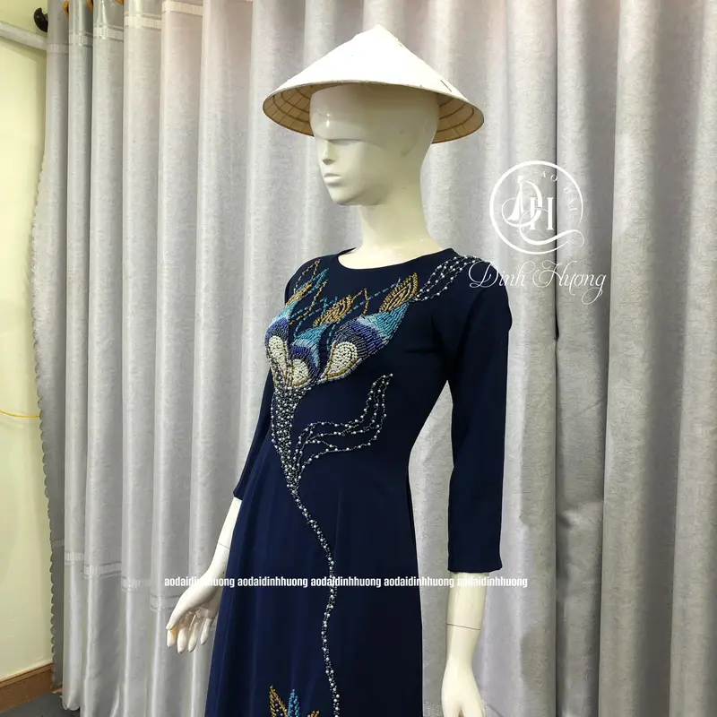 Áo dài trung niên Đinh Hương vải lụa mỹ xanh đen đính kết đá và pha lê tinh xảo, áo dài bà sui 3