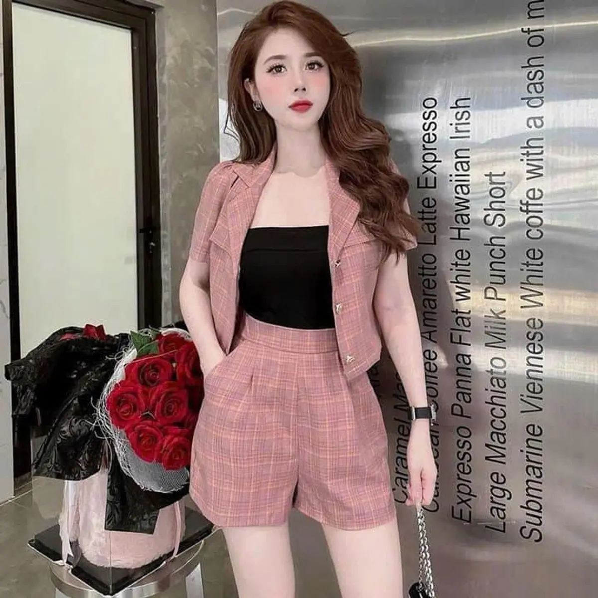 Bộ 3 món thời trang nữ mặc đi chơi chất kate cổ vest đính nút giữa tay ngắn kèm áo trong quần short có túi 2 bên dáng mini
