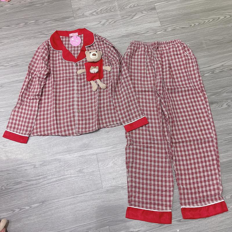 Bộ đồ ngủ mặc nhà Hh của nữ Áo dài tay cổ pizama bản to trơn 1 màu  phối viền chỉ trắng bên trái ngực có túi áo gắn con Gấu 3d nổi quần dài hoạ tiết kẻ caro nhỏ chất liệu đũi mềm êm mát thấm hút mồ hôi 4