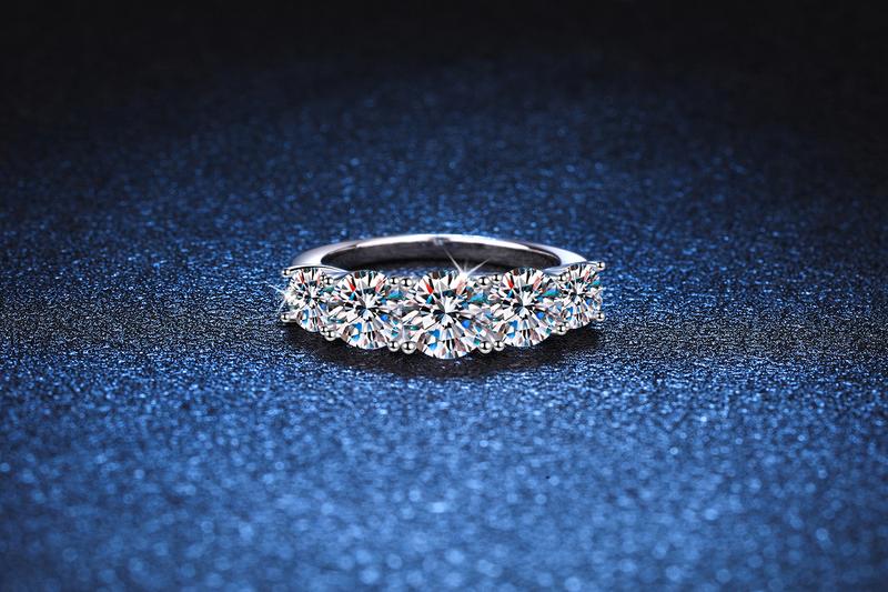 Product Introduction of European & American Style S925 Sterling Silver Ring For Women D Color Moissanite Stackable Ring High Sense 3.6 Ct Moissanite Ring 4