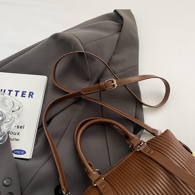 Product Introduction of High-quality Hand-held Bowling Bag Women's Autumn and Winter Simple and Fashionable Shoulder Bag Feeling Messenger Bag Bag 6609-521 2
