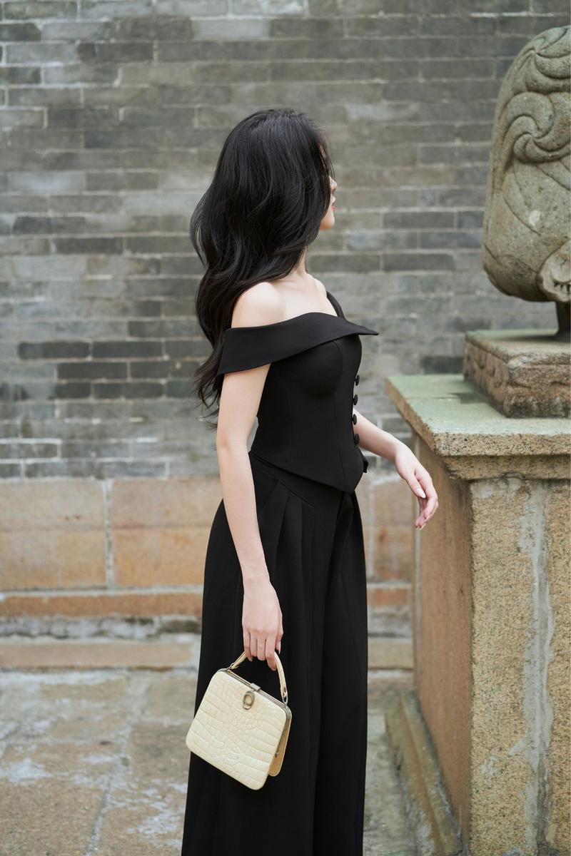 Product Introduction of Vella Fashion - Quần culottes nữ đen / trắng có túi VQ23140 33