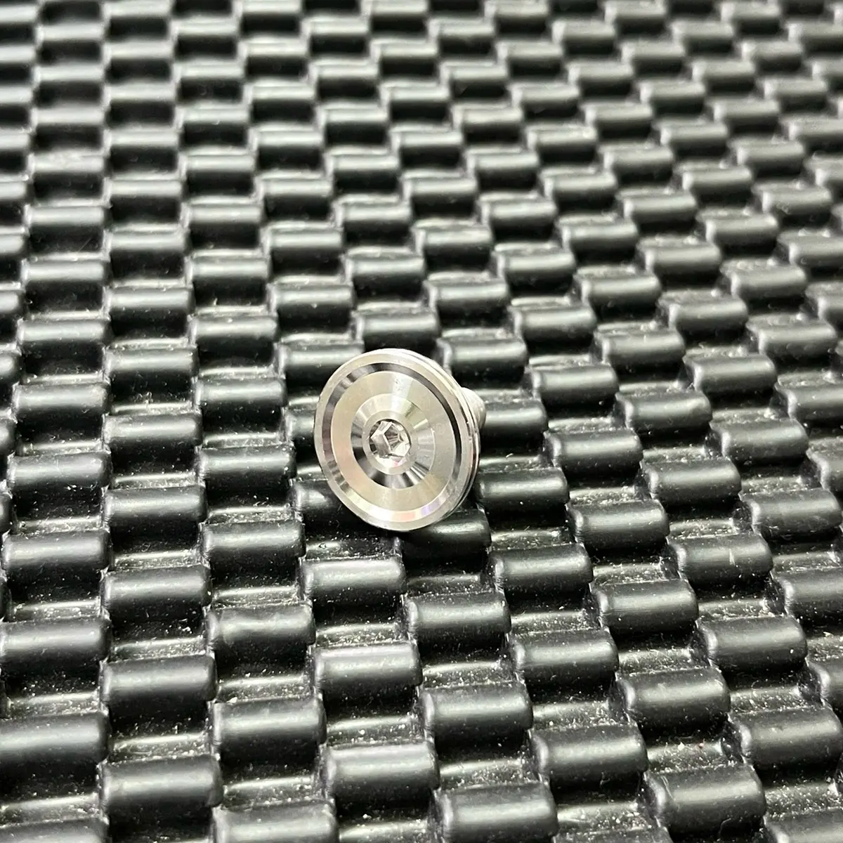Ốc inox 6li15. Vành 19mm dành cho mặt nạ Wave và các vị trí tương ứng. Made in Thailand.