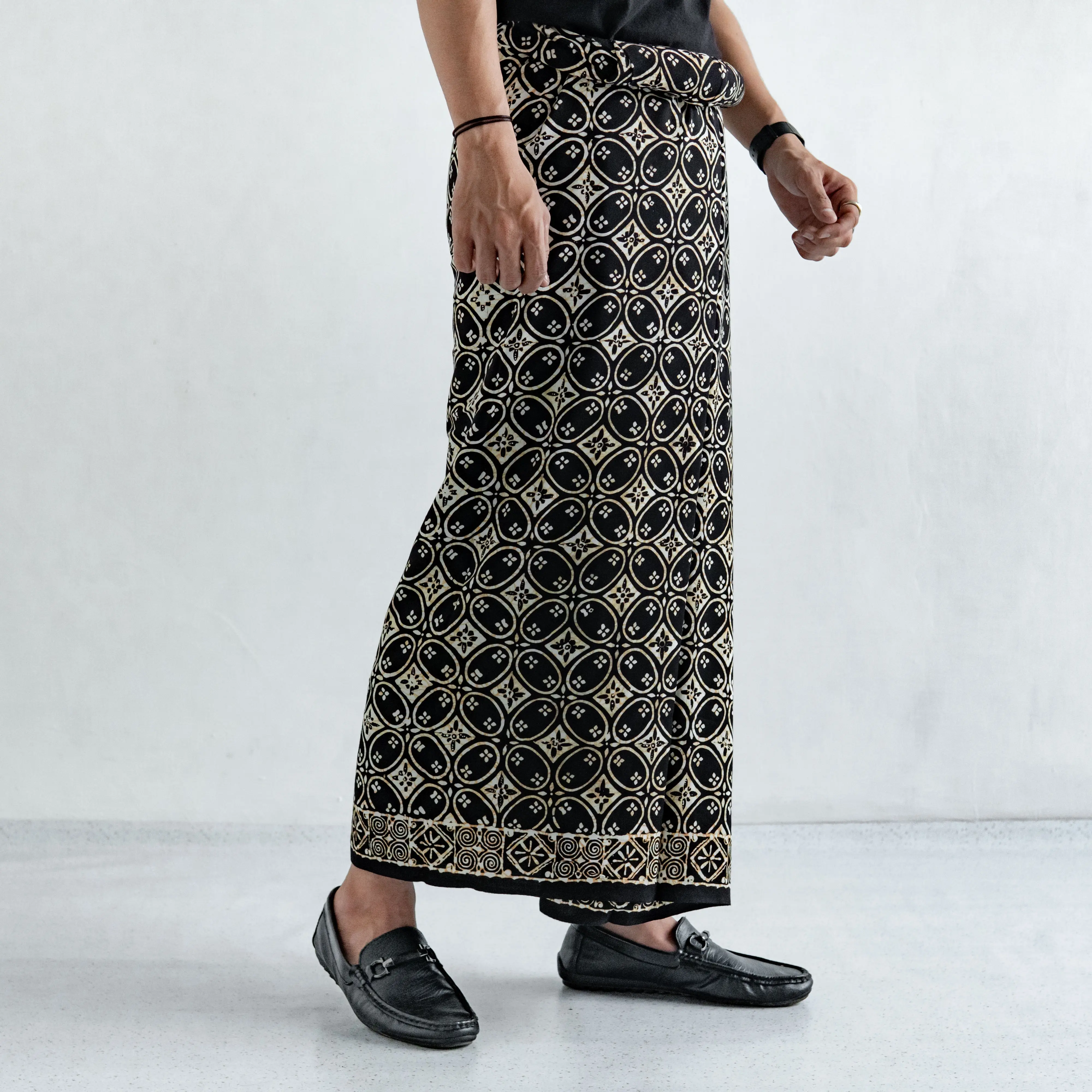 Sarung Batik Cap Pekalongan [RAYON PREMIUM] - Merk Hum Santri Muslim Pria Wanita Dewasa Bukan Printing Motif Hitam Putih Semi Katun