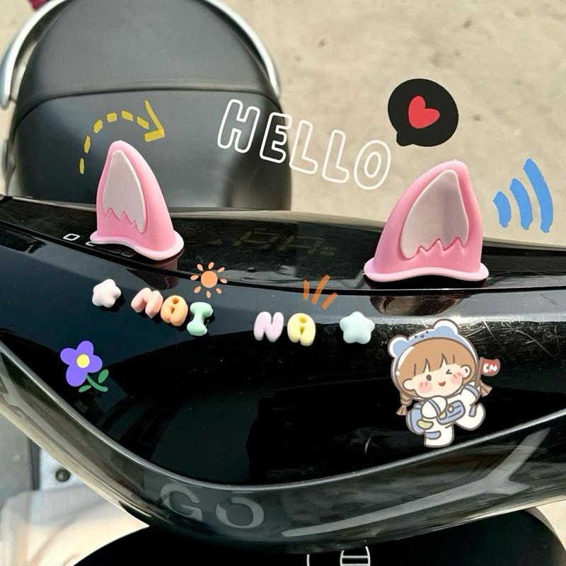 Kèm Keo Dán 1 Charm Chữ Cái Trang Trí nhiều mầu sắc Mũ Bảo Hiểm Xe Máy Xe Ô Tô Ốp Lưng làm đồ DIY trang trí dép