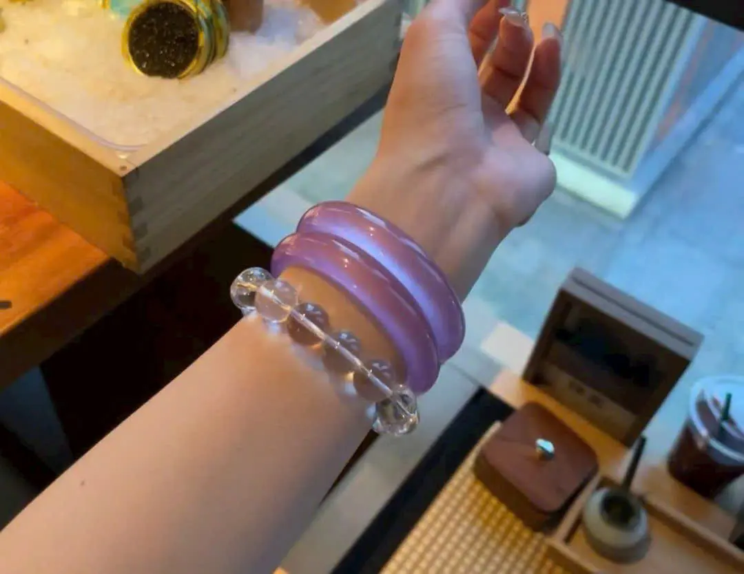 Vòng tay D.L màu tím bảng hẹ