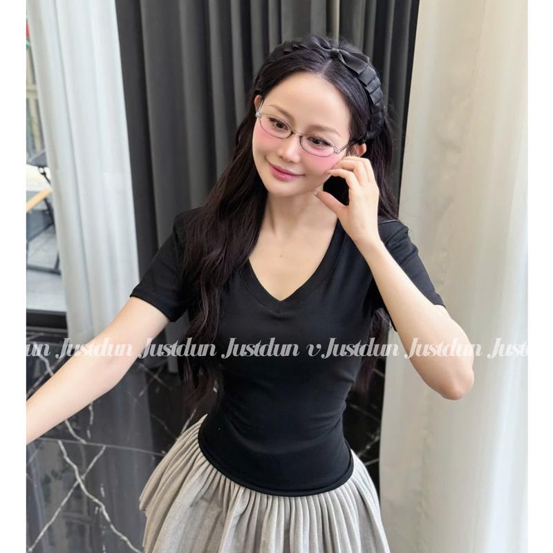 Áo Thun Nữ Basic Cổ Tim Trơn JUSTDUN A2 – Chất Cotton Lông Mịn Cao Cấp, Co Giãn 4 Chiều | BigBuy360 - bigbuy360.vn