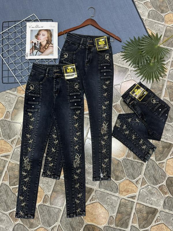  Quần jeans ôm thiết kế thêu đính đá 