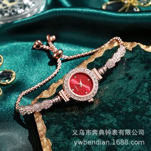 นาฬิกาข้อมือควอตซ์สำหรับผู้หญิงพร้อมเพชรสังเคราะห์ หน้าปัดขนาดเล็ก สายรัดข้อมือเรียว นาฬิกาควอตซ์อัญมณีปรับได้