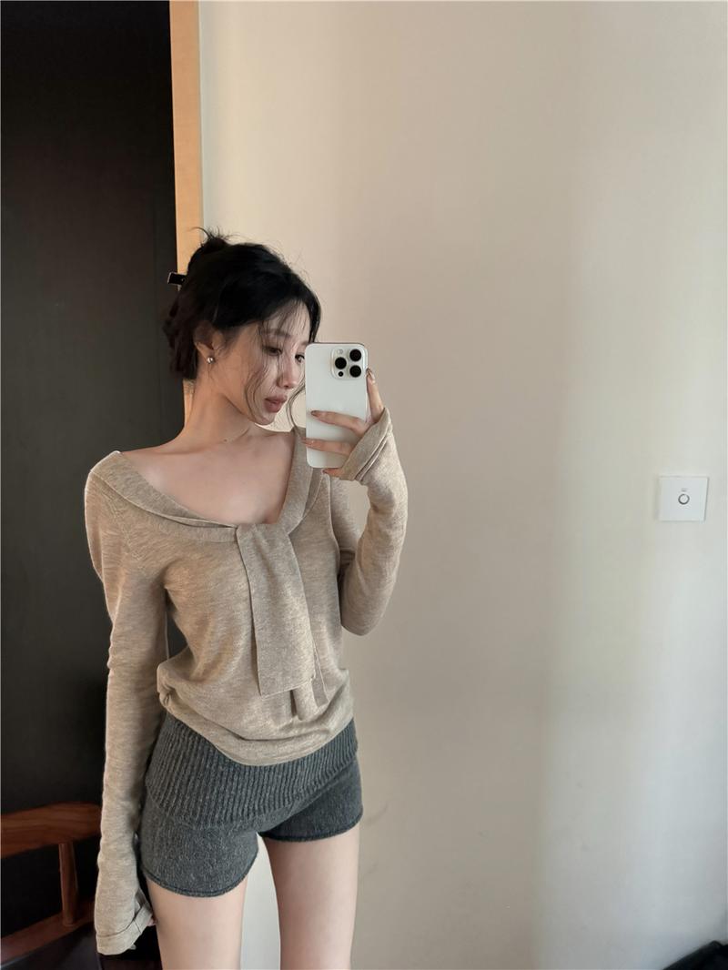 Product Introduction of Đồ Len, Màu Kaki, Cổ Chữ V, Dài Tay, Dành Cho Nữ, Dáng Ôm, Áo Lớp Nền Mỏng, Màu Trơn Áo Dễ Phối Đồ Sang Trọng, Có Ruy Băng 2
