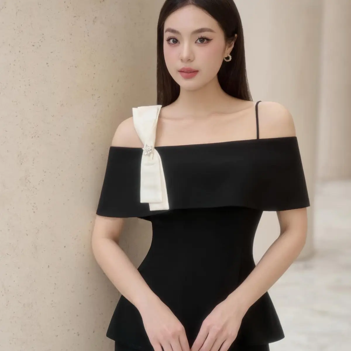 ￼Áo trễ vai nữ thiết kế “ Maddy “ chất liệu chéo silk co dãn đính nơ rời sang chảnh tiểu thư by EM Design