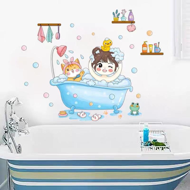 Decal dán tường trang trí phòng tắm em bé tắm trong bồn và mèo xᶖnh