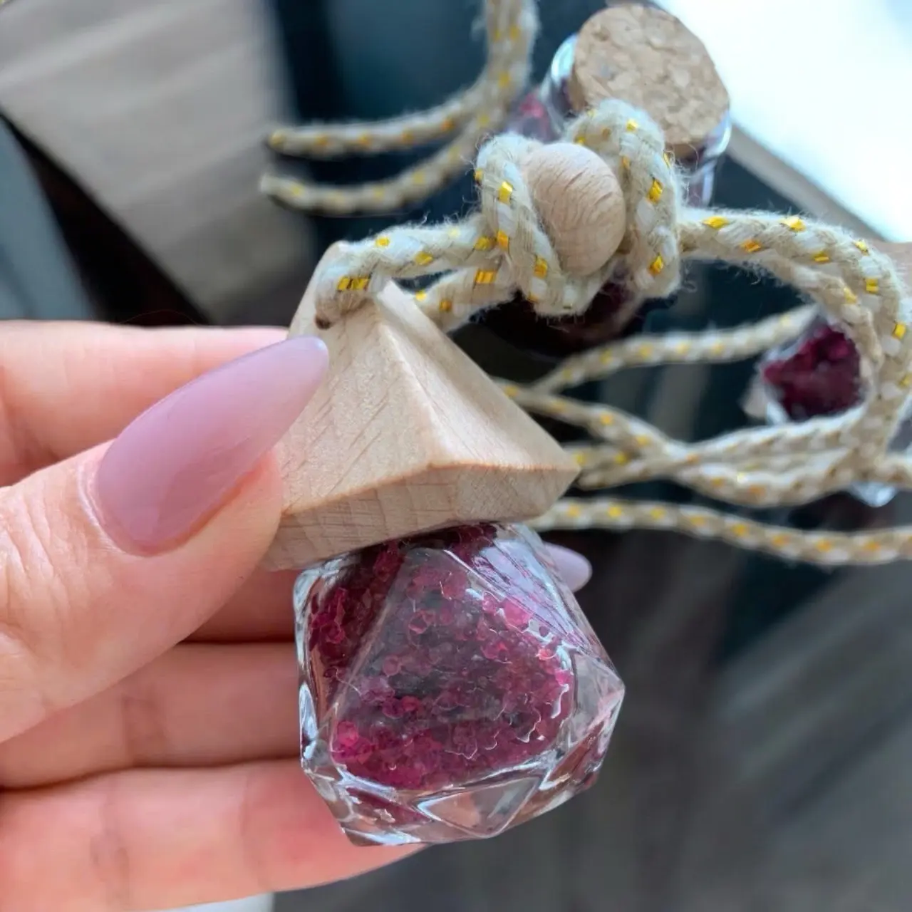 Tinh thể đá ruby tự nhiên để trên xe ôtô trên bàn làm việc hoặc ban thần tài và két sắt thu hút tài lộc và may mắn cho gia chủ