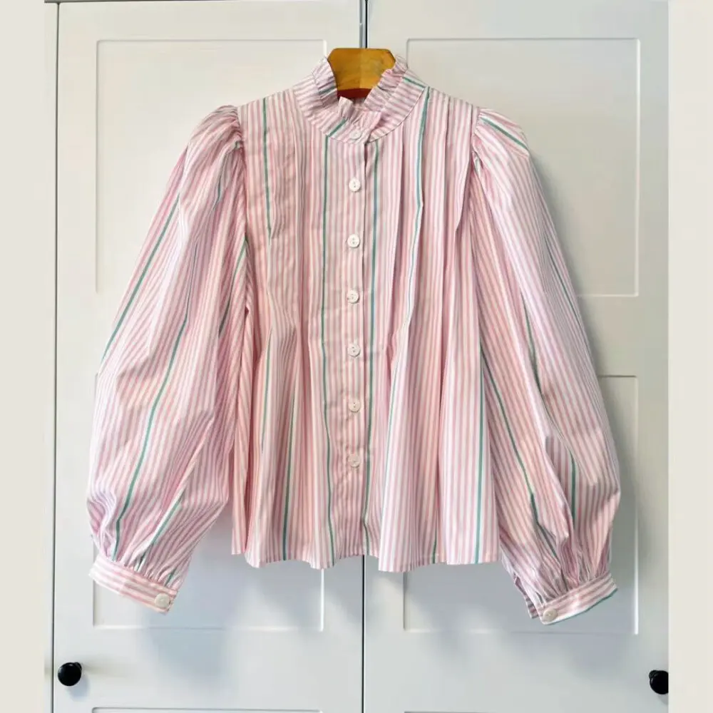 Atasan Kemeja Wanita - Dengan Corak Garis - Warna Merah Muda - Lembut Dan Elegan - Lengan Puffy - Desain Klasik - Original By CHICMORE-Cocok Untuk Acara Formal Maupun Casual - Kemeja Ini Akan Membuatmu Terlihat Lebih Cantik