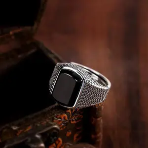 【Liuoopui】Cincin Akik Hitam Imitasi Retro Pria Cincin Trendi yang Dapat Disesuaikan Cincin Terbuka yang Dipersonalisasi