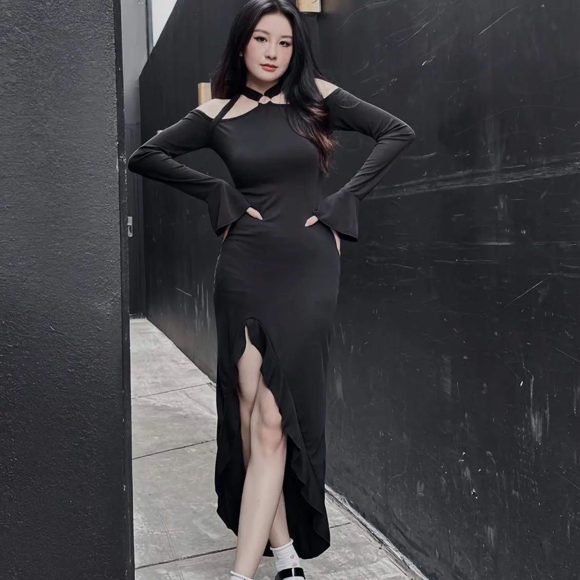 Đầm trễ vai xẻ tà