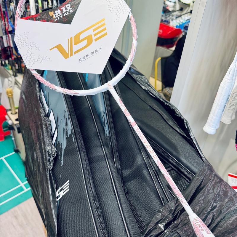 Vợt cầu lông VS Titan 1000 - trắng hồng | Tặng 01 cuốn cán IXE, 01 cước Victor, 01 túi đơn đựng vợt 0