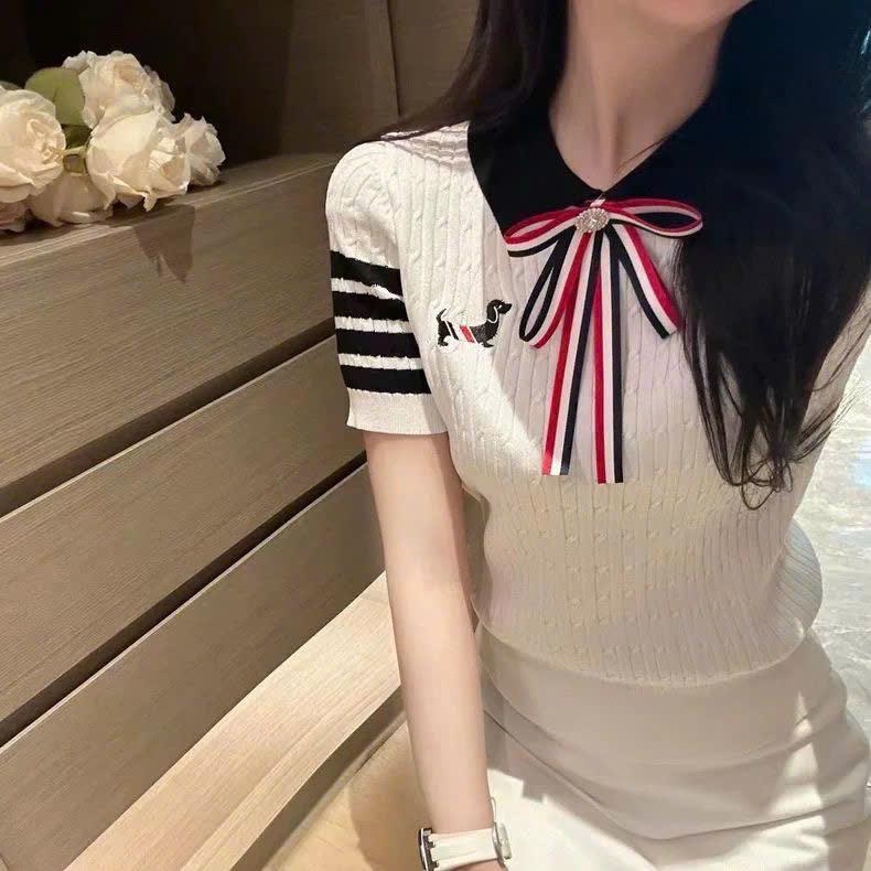 Áo Cộc, Áo Len Kiểu Tay Ngắn Cổ Tròn Vặn Thừng Phối Thêu Chó TRơn Trước Ngực Siêu Sang Chất Liệu Nhẹ Nhàng Mát Mẻ Cam Closet