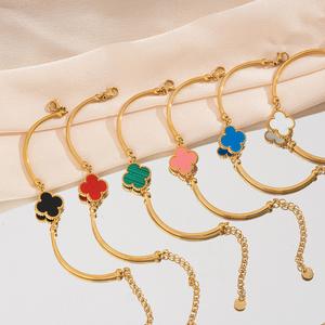 สร้อยข้อมือโคลเวอร์สี่ใบนำโชค สำหรับผู้หญิง ทำจากวัสดุไททาเนียมและสังกะสี ไม่ซีดจาง สง่างาม และสวยงาม เหมาะสำหรับสาวมีระดับ