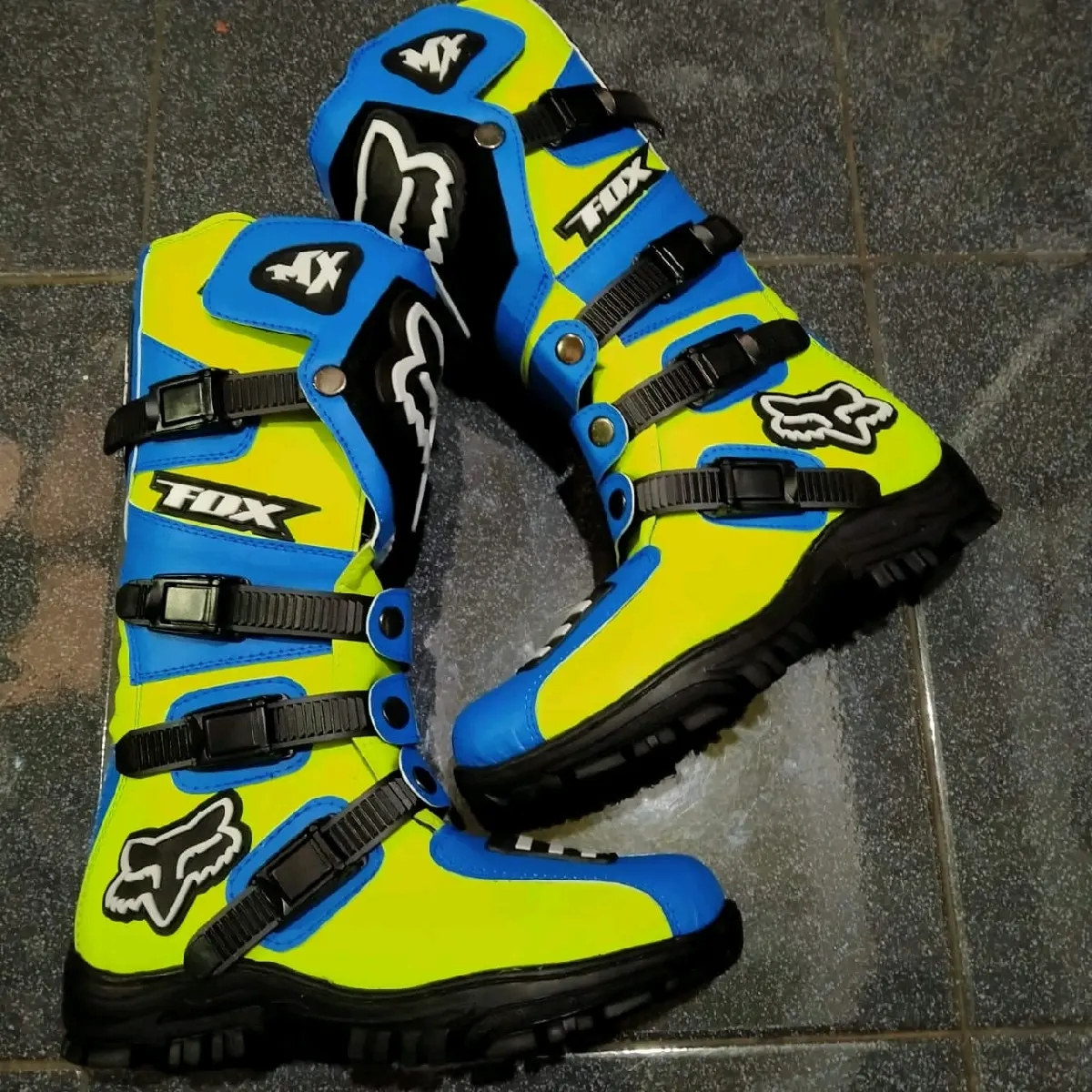 Sepatu Cross Trail Lokal