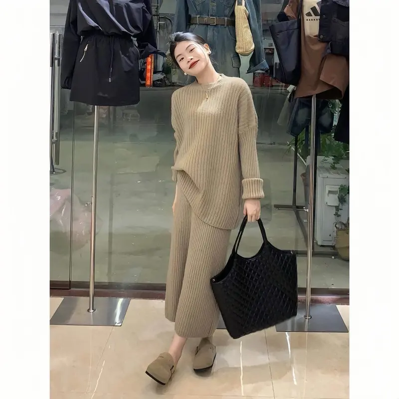 Set len gồm áo len cổ tròn dài tay và chân váy len bút chì dáng dài 1