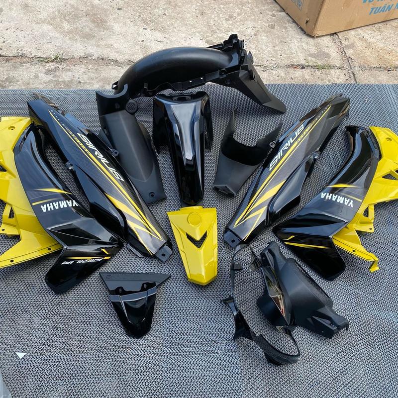 Dàn áo Sirius màu đen phối vàng, dán sẵn tem, hàng 1/2, ốp trước si Hello/dè trước Zin