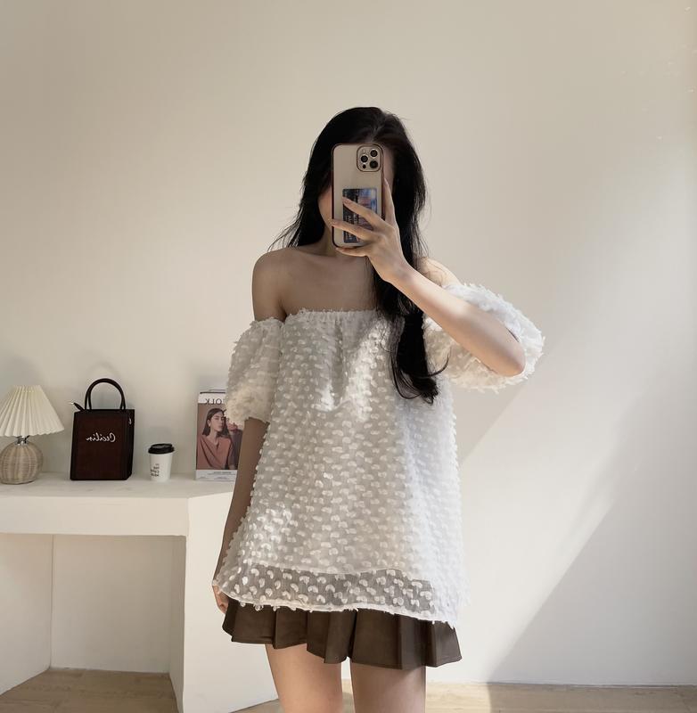 Áo trễ vai voan họa tiết hoa nổi Miho house