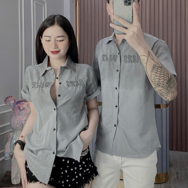 Áo sơmi đũi nam nữ tay ngắn loang màu phối chữ thêu vải mềm mát Menswear Shirt Có Cổ Xám