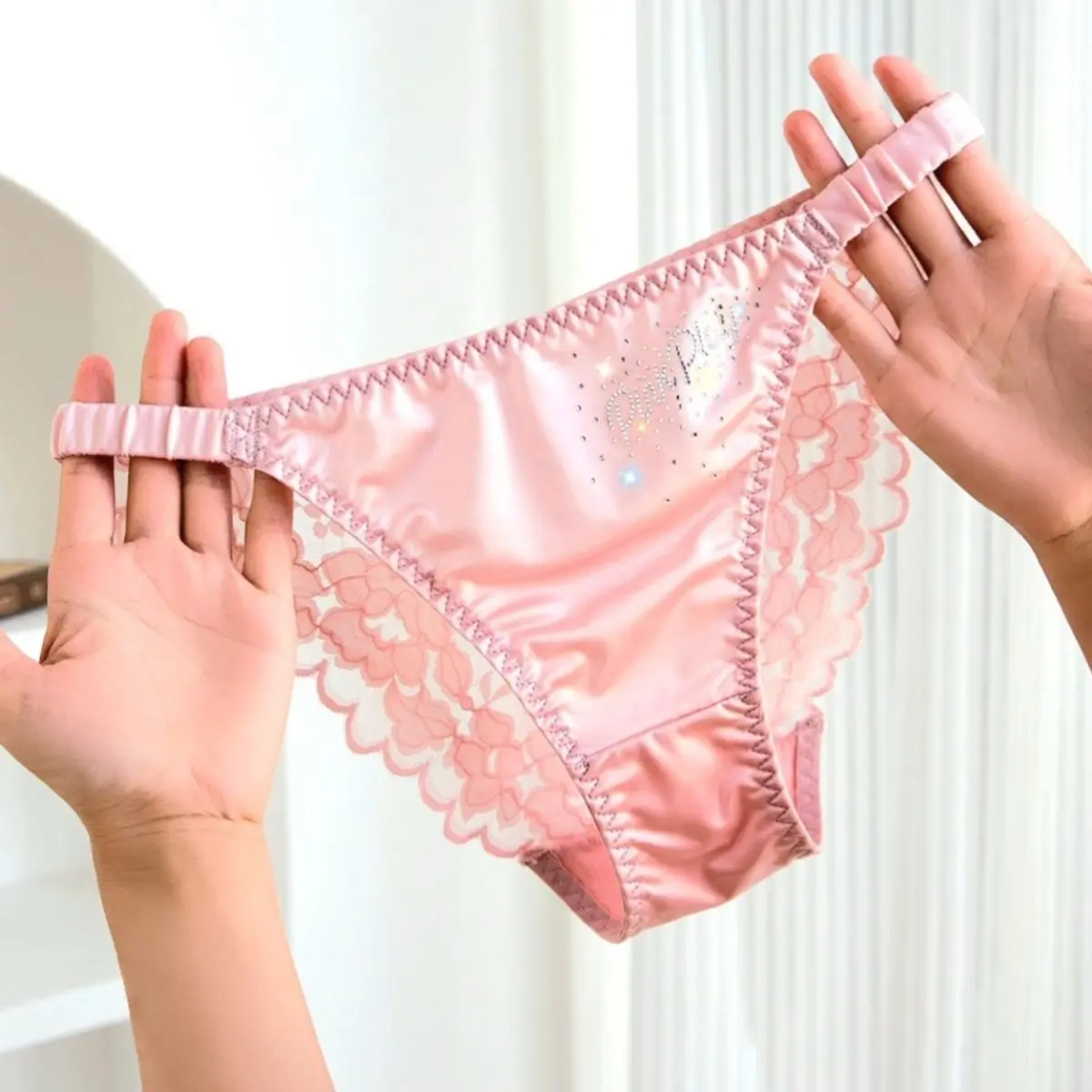 QUẦN LÓT NỮ DÂY SƯỜN LỤA SATIN BÓNG, VẢI LƯỚI VIỀN HOA XUYÊN THẤU, ĐÍNH HẠT KIM cươnġ SANG TRỌNG, GỢI CẢM