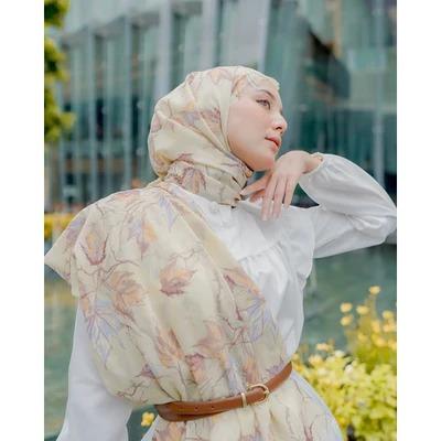Koyu Hijab Segiempat Motif Viney Leaf Maple (Autumn Series) Sutra 4