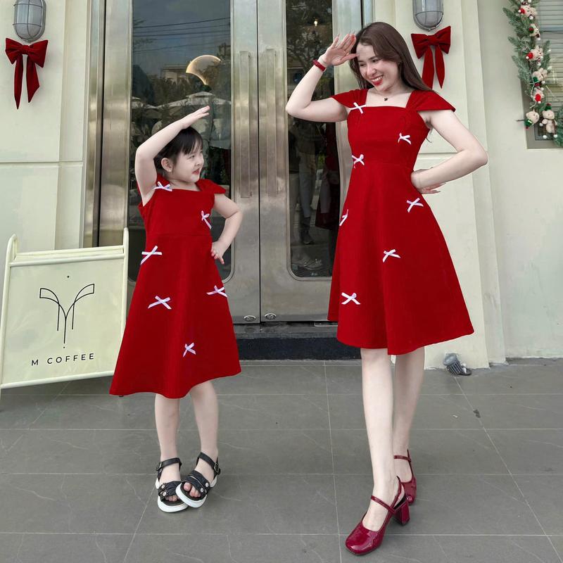 Bnstyle Váy Đôi Mẹ Và Bé Gái Màu Đỏ Nhung Đính Nơ Tay Cánh Tiên MB241202
