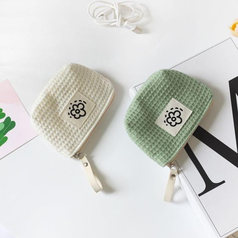 Product Introduction of Túi Trang Điểm Mini, Thiết Kế Hoa Mới, Chất Liệu Polyester Có Khóa Kéo, Kích Thước Nhỏ Thích Hợp Đựng Tiền Xu, Hình Vuông, Mềm Mại Và Bền, Lý Tưởng Để Đựng Son Môi, Tai Nghe Và Chìa Khóa, Hình Dạng Túi 11