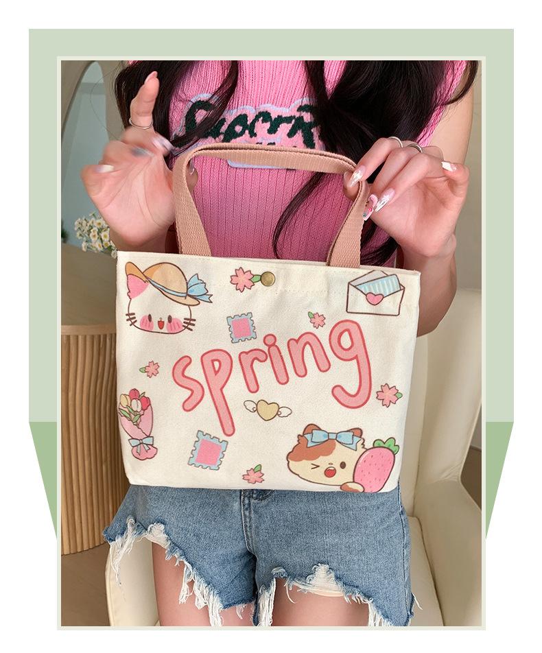 Product Introduction of Túi Vải Bố, Dành Cho Nữ, Thiết Kế Hoạt Hình Chính Hãng Túi Tote Mini, Thích Hợp Cho Nhân Viên Văn Phòng, Túi Xách Nhỏ Túi Đựng Hộp Cơm Trưa, Hàng Mới Về 2025, Bán Buôn Có Sẵn 6