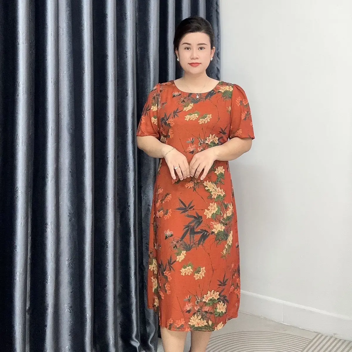 Đầm suông trung niên bigsize mã TD13 vải manggo mặc thoải mái và hút mồ hôi tốt có đủ size từ 45kg đến 95kg cho quý cô Dress Voi Kem Xám Sen Tim Hoa Sen