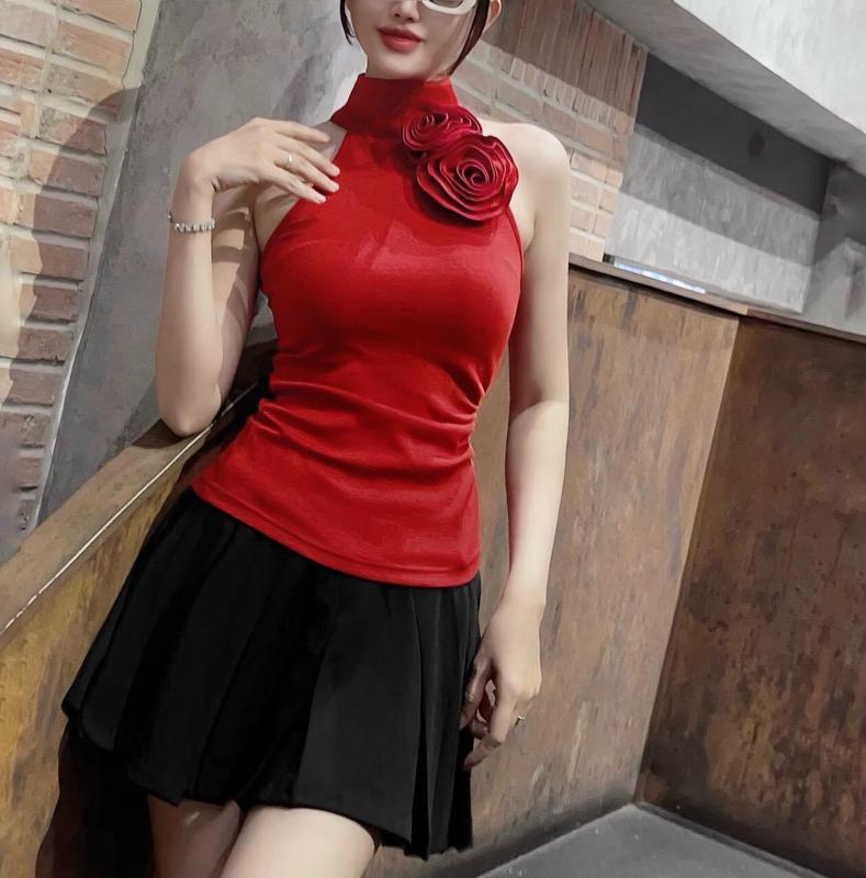 ÁO THUN TĂM LẠNH SÁT NÁCH NHÚN EO CỔ LỌ ĐÍNH KÈM HOA Nữ Women Kem Top Dáng Ngắn Jean