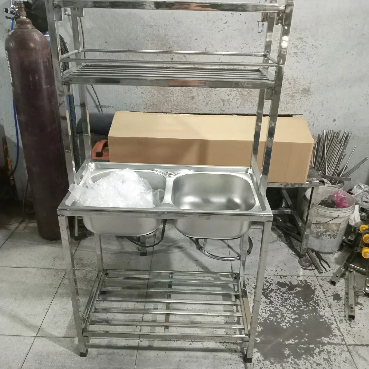 chậu rửa 2 hộc 43x78 lắp ráp inox 100%,trọn bộ có kèm thêm vòi lớn phi 24 inox mộc 304 và dây cấp nước