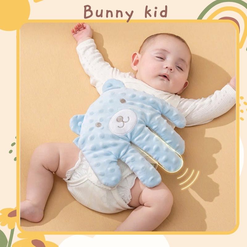 Gối mô phỏng bàn tay mẹ chống giật mình cho bé sơ sinh có điều khiển từ xa và ruột đậu đỏ nhộng chũn