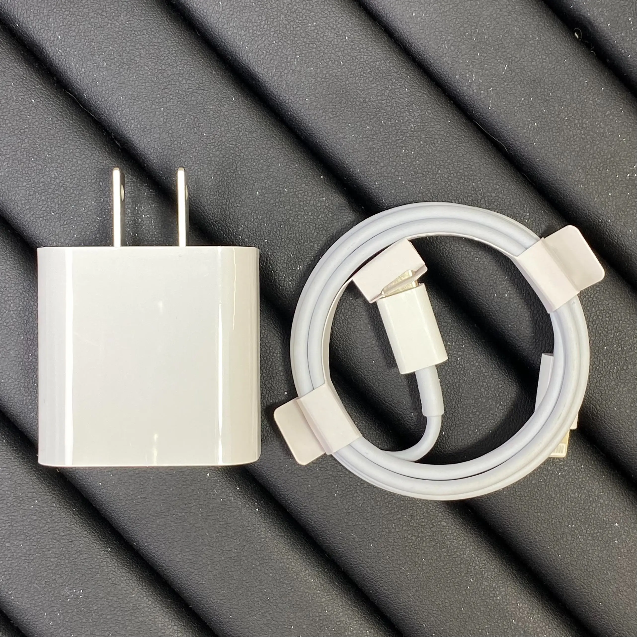 Bộ Củ + Cáp Sạc Nhanh 20w Cho Điện Thoại Nhà Táo - Sạc 60p Lên 80% - Sạc Điện Thoại 5/6/7/8/X/11/12/13/14 Và các dòng Pro/ProM. Vỏ Nhựa ABS Bền Bỉ, Dây Cao Su,Chân Cắm Dẹt