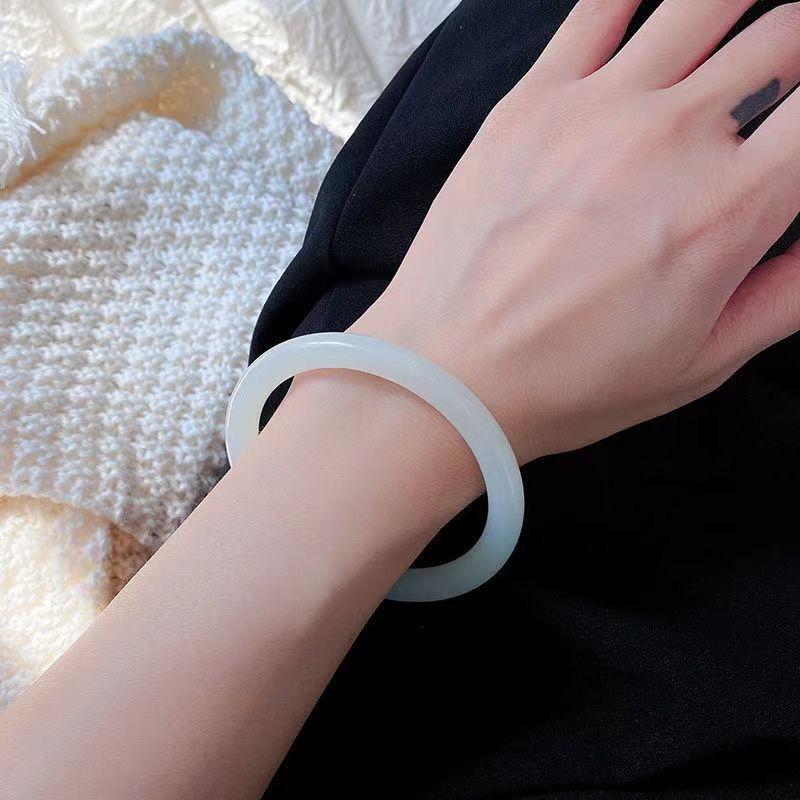 Product Introduction of Vòng Tay Phong Cách Trung Quốc Giả Ngọc Bích, Vòng Tay Giá Trị Cao, Thanh Tròn Dày, Vòng Tròn Đơn Giản, Thích Hợp Cho Học Sinh, Vòng Tay Vợ Chồng Hoàng Gia Hoa Nổi, Giá Cả Phải Chăng, Sang Trọng 9