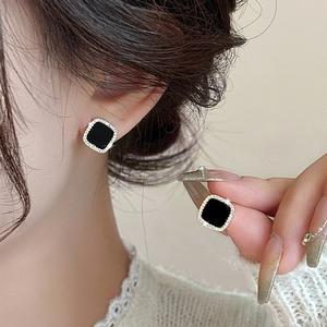 Bông Tai Hình Vuông, Màu Đen, Thiết Kế Đơn Giản, Thanh Lịch Và Tinh Tế, Dễ Phối Đồ Thích Hợp Cho Công Việc Và Đi Chơi, Dành Cho Phụ Nữ Thích Hợp Cho Sự Thanh Lịch.