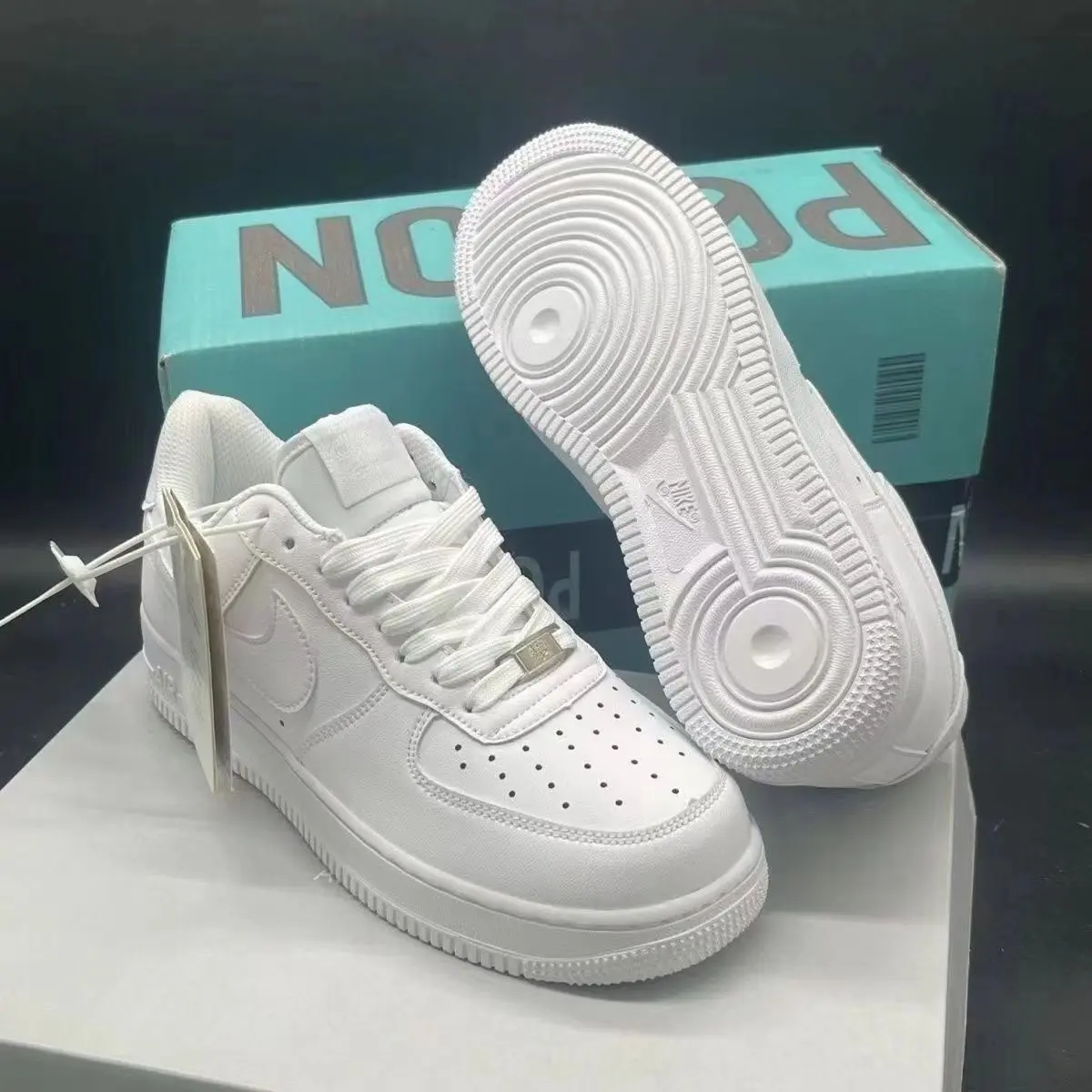 Giày Thường Ngày AF1 Không Quân Một, Chính Hãng, Unisex, Giày Trắng Dài Tất Cả Các Mùa, Phong Cách Khuôn Viên, Thích Hợp Cho Cặp Đôi, Hợp Xu hướng, Thời Trang Mùa Đông, Thanh Lịch Và Dễ Phối Đồ, Có Hộp Mù, Có Poison