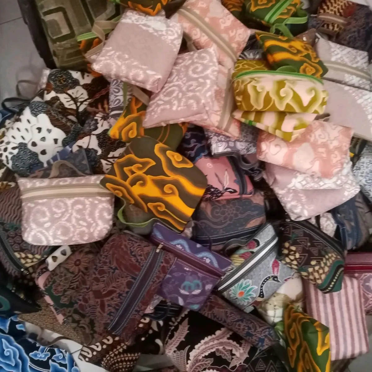 pouch batik random souvenir pernikahan oleh oleh cirebon dompet batik kosmetik