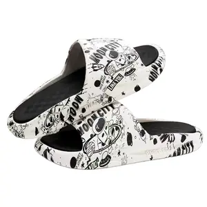 Sandal Pria Modis Pola Astronot Rumah Tangga  Anti-selip Sol Lembut Sol Tebal Sandal Rumah Pria Luar Ruangan Shoes Hitam Sendal Karet