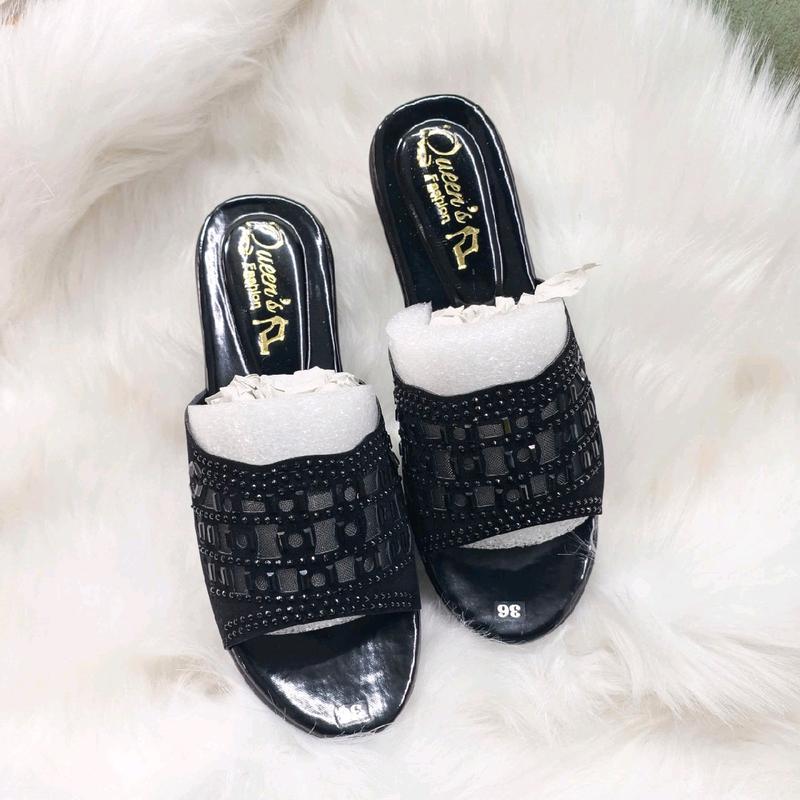 [ƯU ĐÃI LỚN]    Dép nữ trung niên thiết kế phần quai nỉ đính đá  màu đen thoáng chân gồm có 2 loại cao 3cm và 5cm  đế chống trơn trượt DéP GiàY