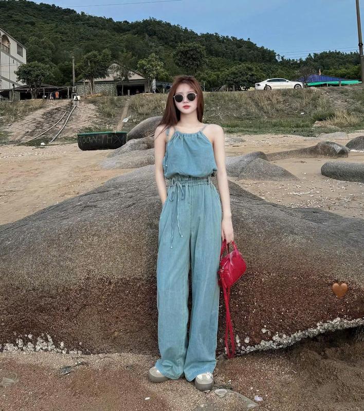Bộ jumpsuit dài rút dây cổ yếm chất jean sang trọng thích hợp cho bạn gái diện đi chơi 2